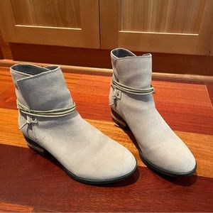 EUC SOREL suede leather ankle boots